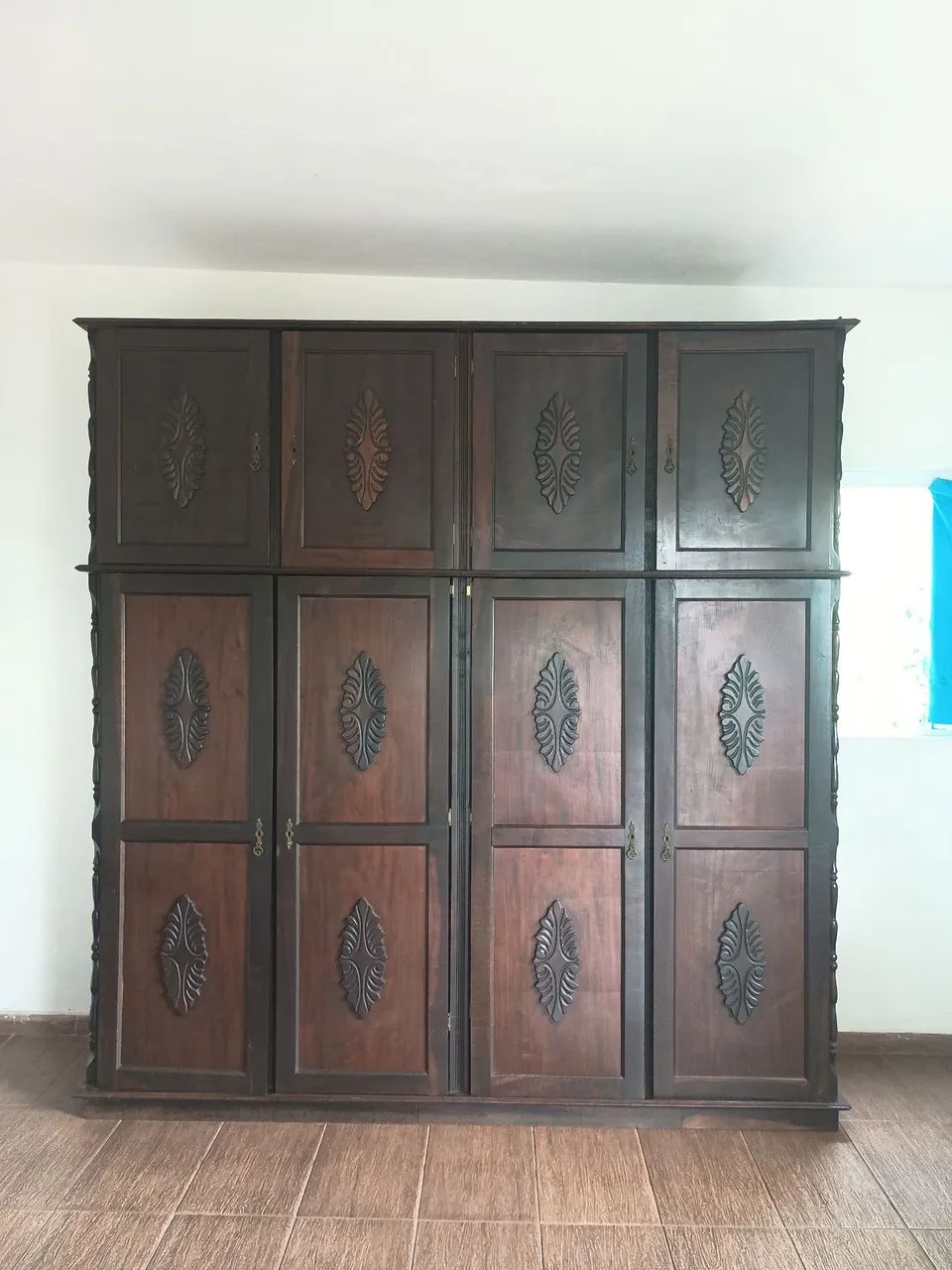 Guarda roupa de madeira maciça 