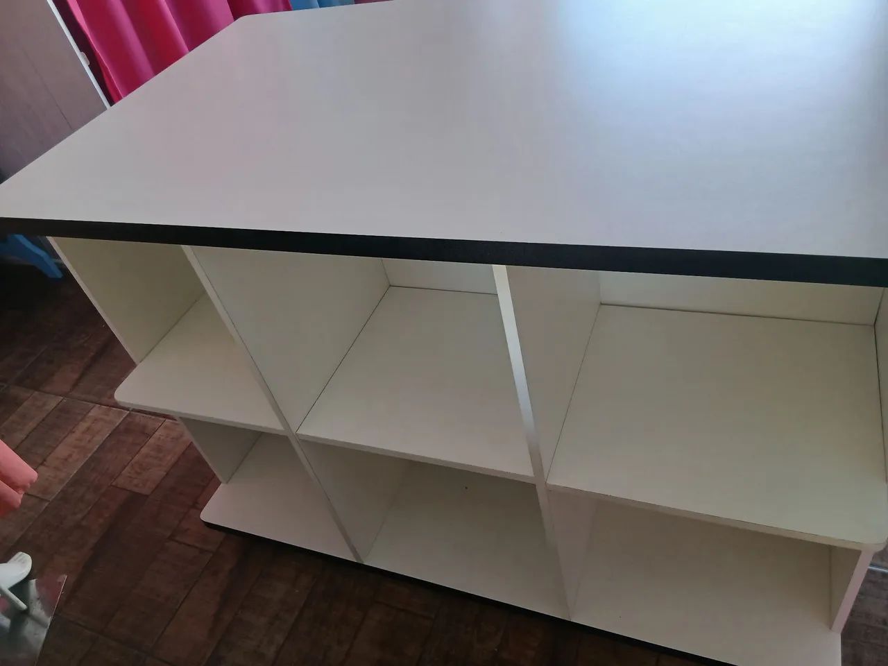 Balcão expositor de loja com rodinhas 