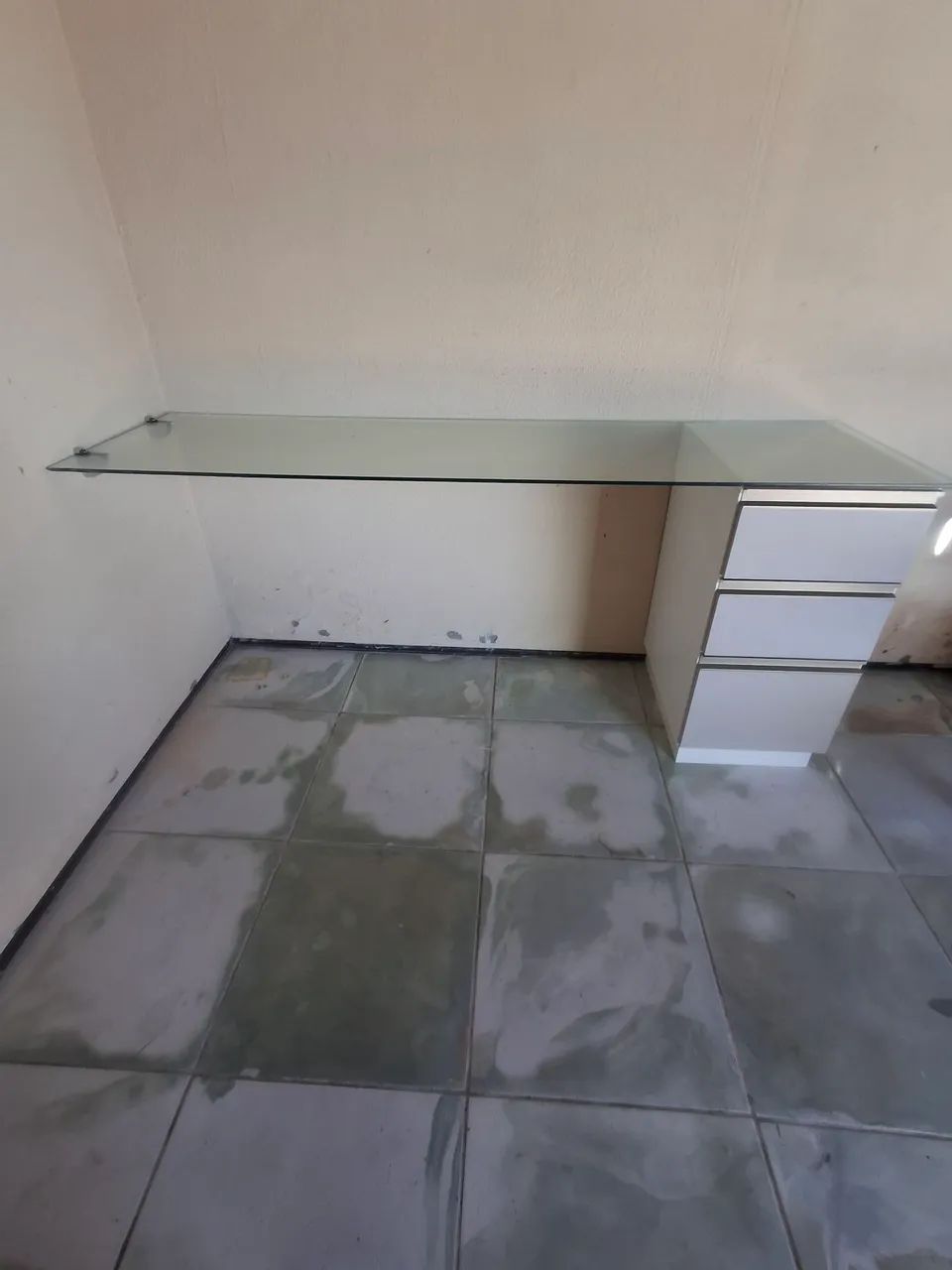 Bancada de vidro com gaveteiro 