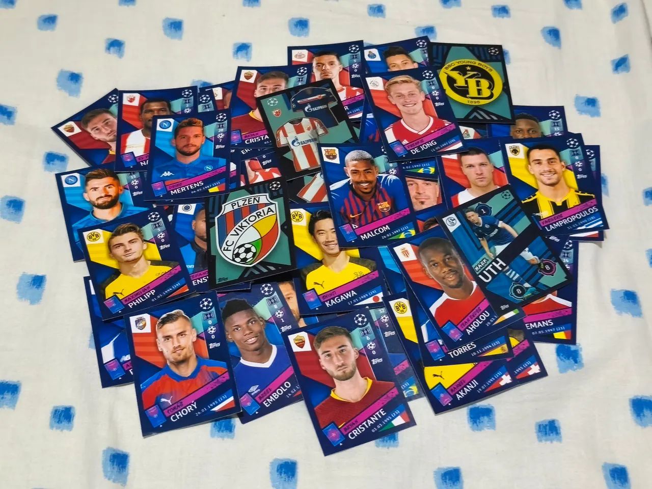 LOTE COM 57 FIGURINHAS CHAMPIONS 18/19 (COM REPETIÇÕES ) 