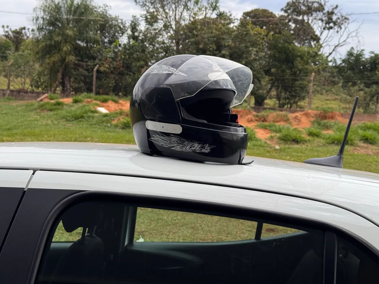 Capacete preto seminovo 