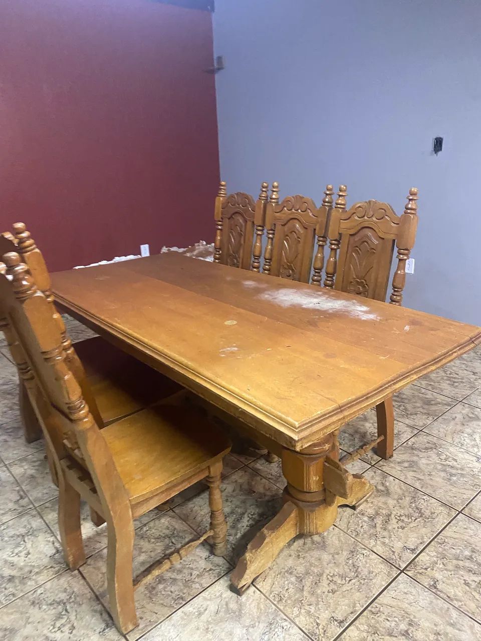 Mesa antiga e 6 cadeiras de madeira nobre trabalhada  - Foto 4