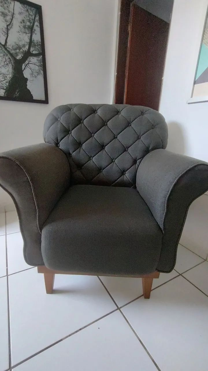 Poltrona em Linho e pés de madeira.