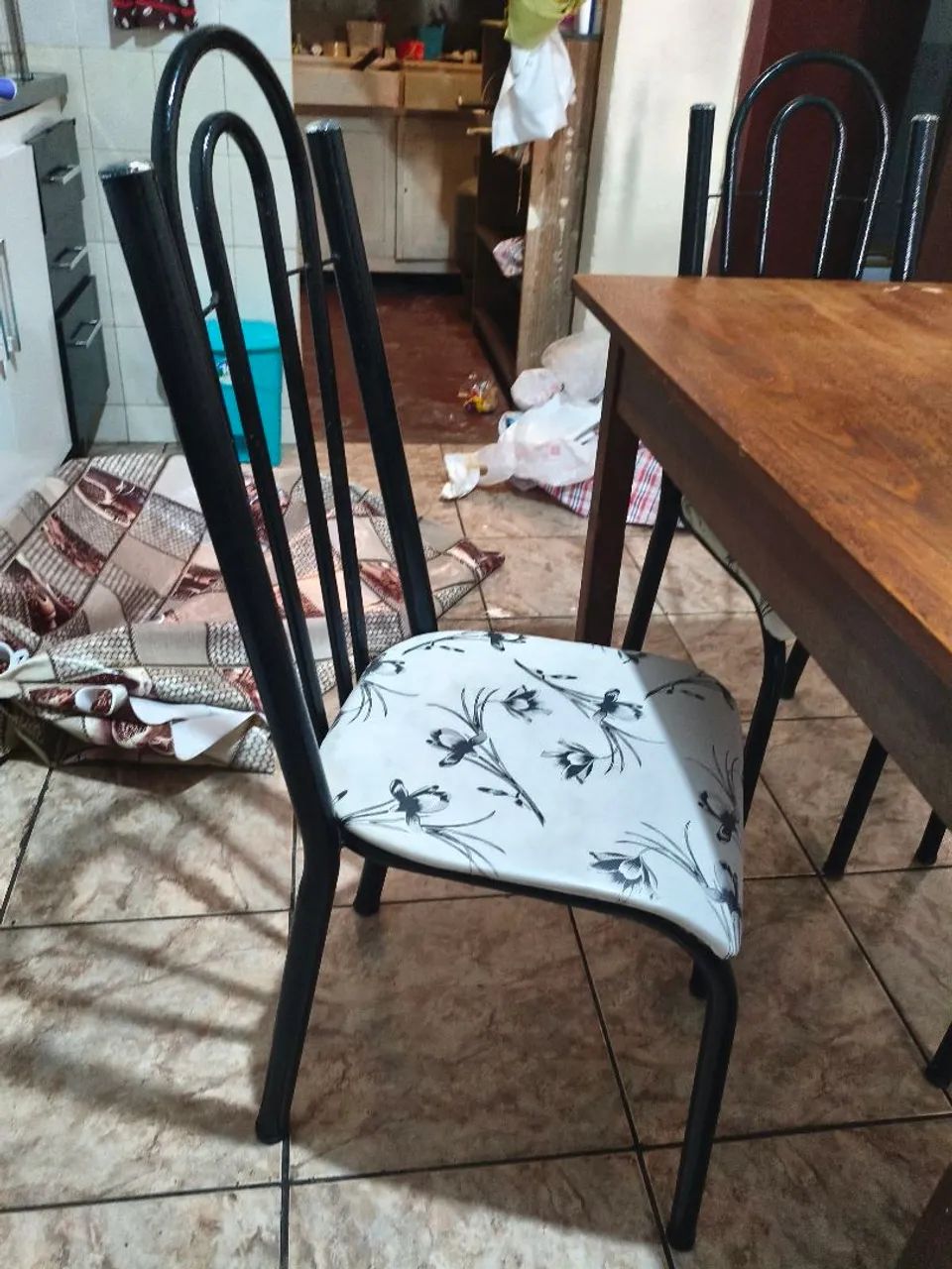 MESA DE MADEIRA COM 4 CADEIRAS - R$ 300,00 - Foto 3