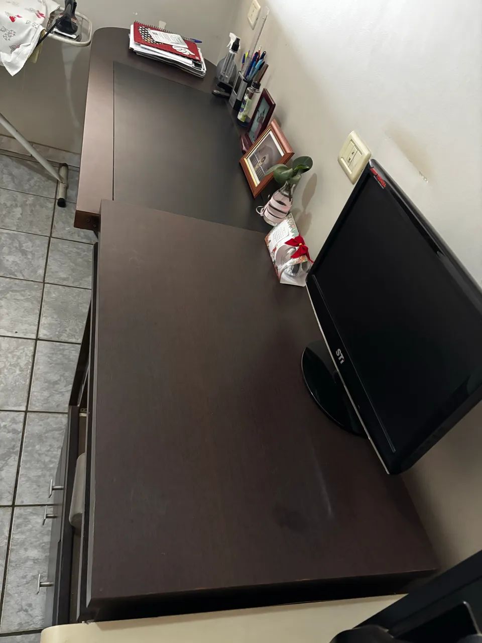 Mesa de madeira para computador/ estudos - Foto 4