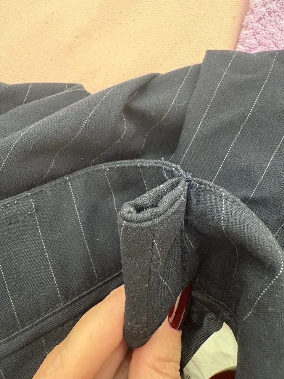 Conjunto de calça e blazer alfaiataria risca de giz azul marinho  - Foto 5