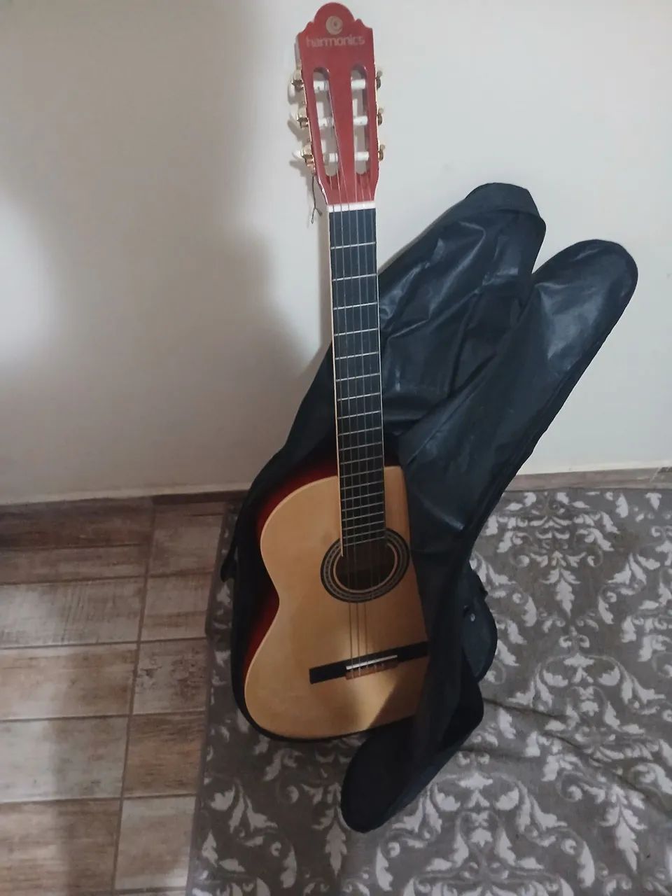Violão em perfeito estado, com capa e chave