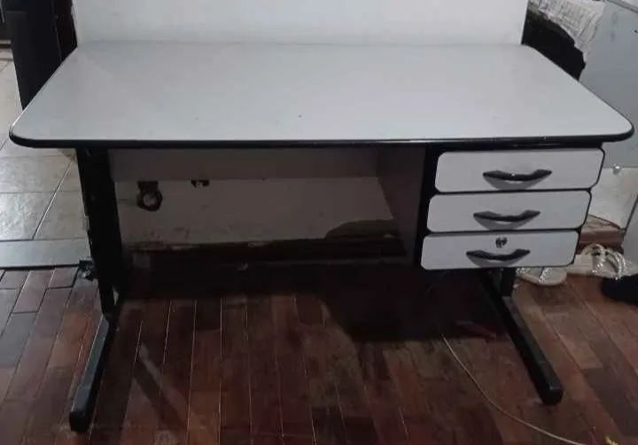 Escrivaninha com 3 gavetas - Estrutura reforçada - Foto 2