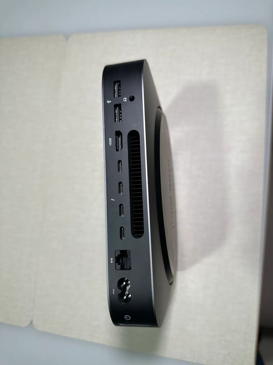 美品　Mac mini 2018 i7 3.2GHz/32GB/SSD512GB Apple Mac Mini 2018 | I7 3.2ghz | 16gb/256gb + 512gb | Usado