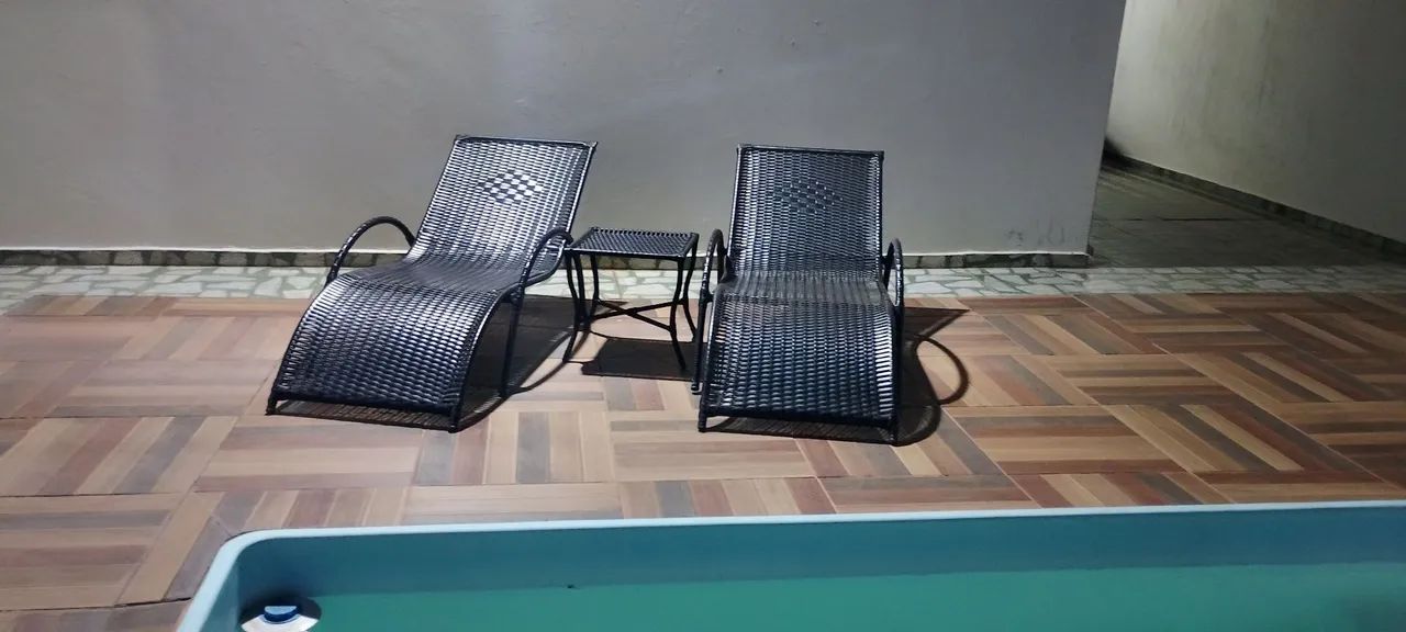 Vendo 2 cadeiras  com mesa de centro