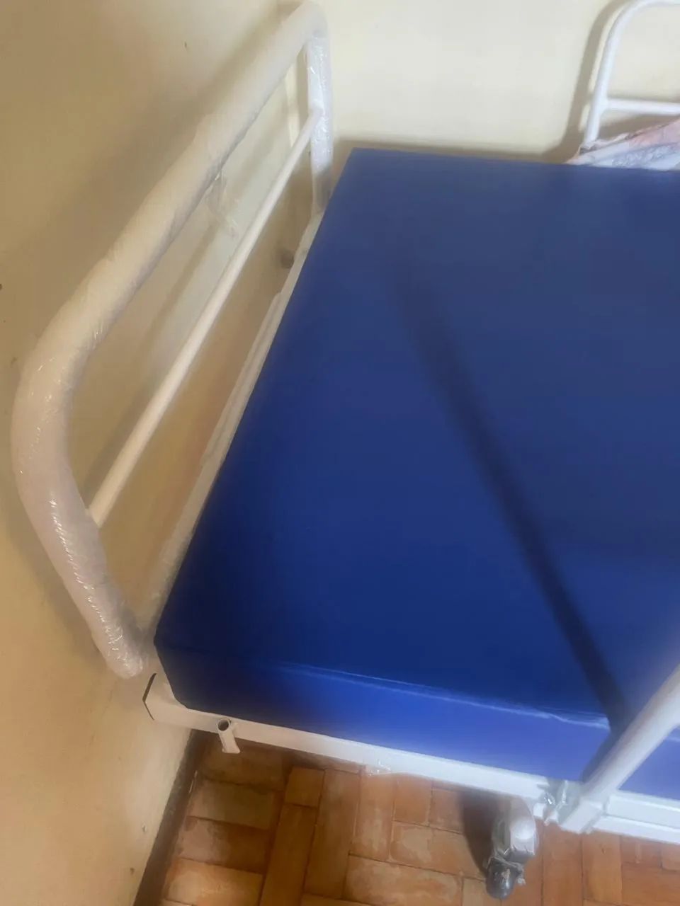 Cama Hospitalar manual e cadeira de banho  - Foto 5