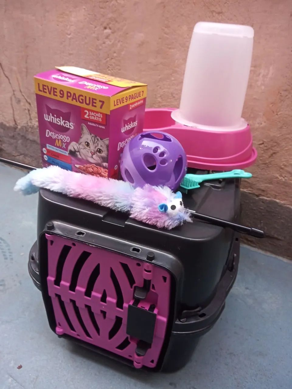 Caixa de transporte para gato com pente, comedouro, whiskas e 2 brinquedos