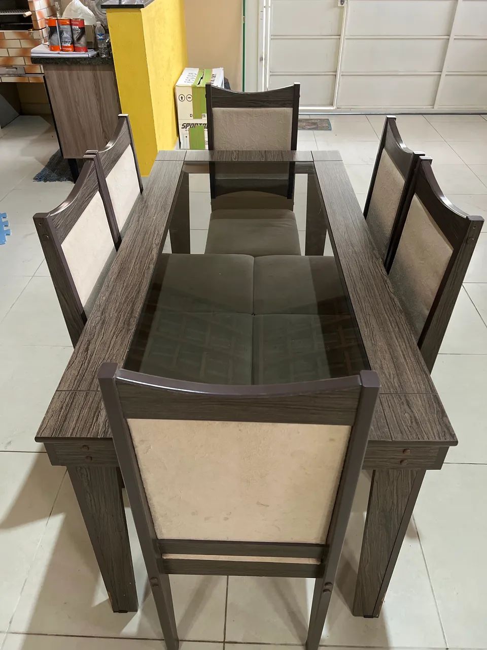     Mesa de jantar com tampo de vidro embutido 
