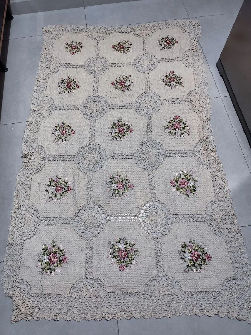 Toalha de crochê bordada 2x1,20