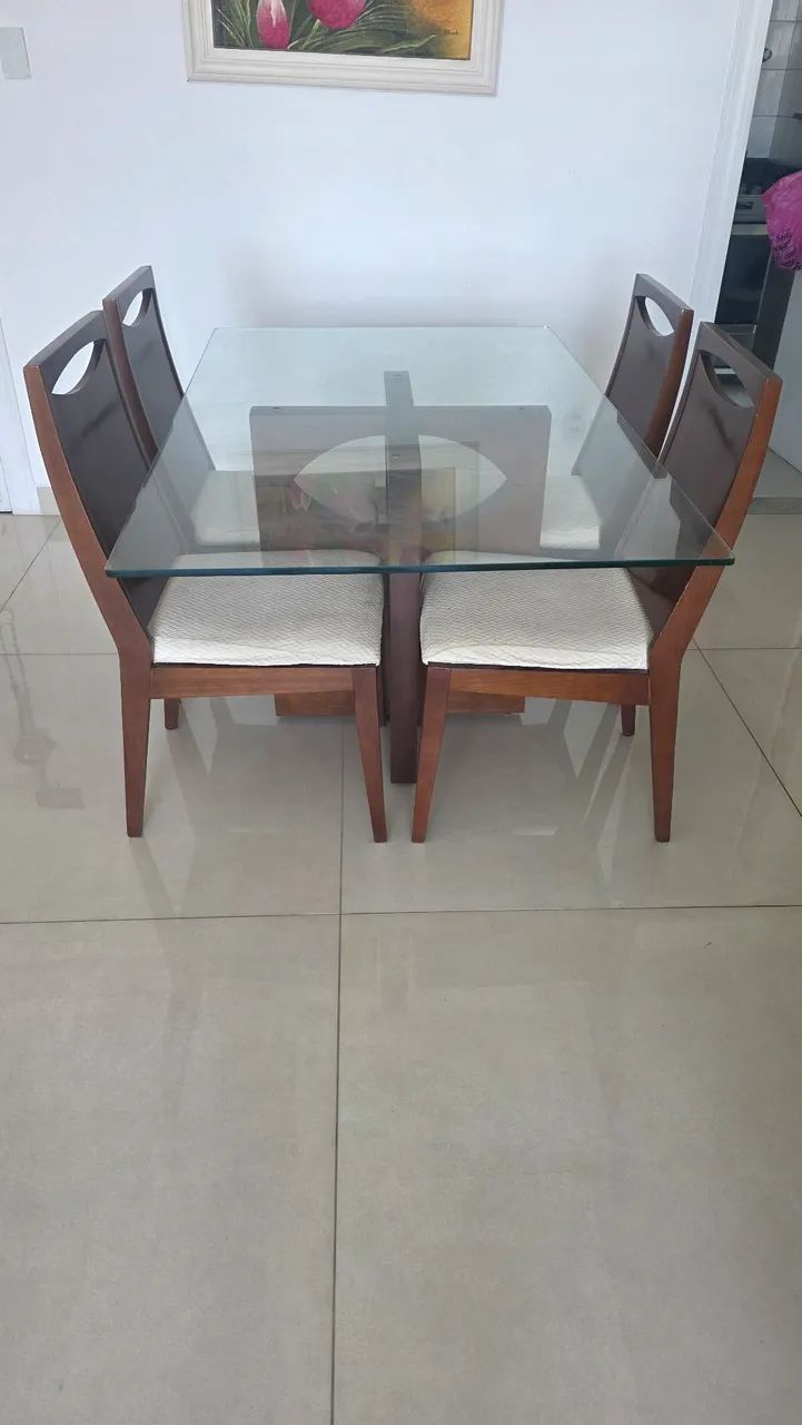 Mesa de vidro com 4 cadeiras 