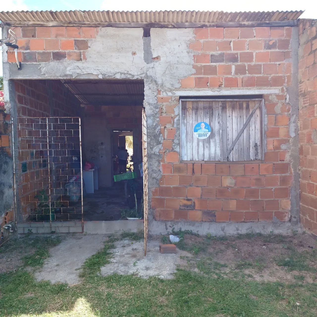 Vendo terreno grande com uma casa simples