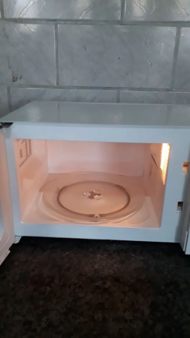 Microondas Midea 18 litros funcionando perfeitamente.  - Foto 4