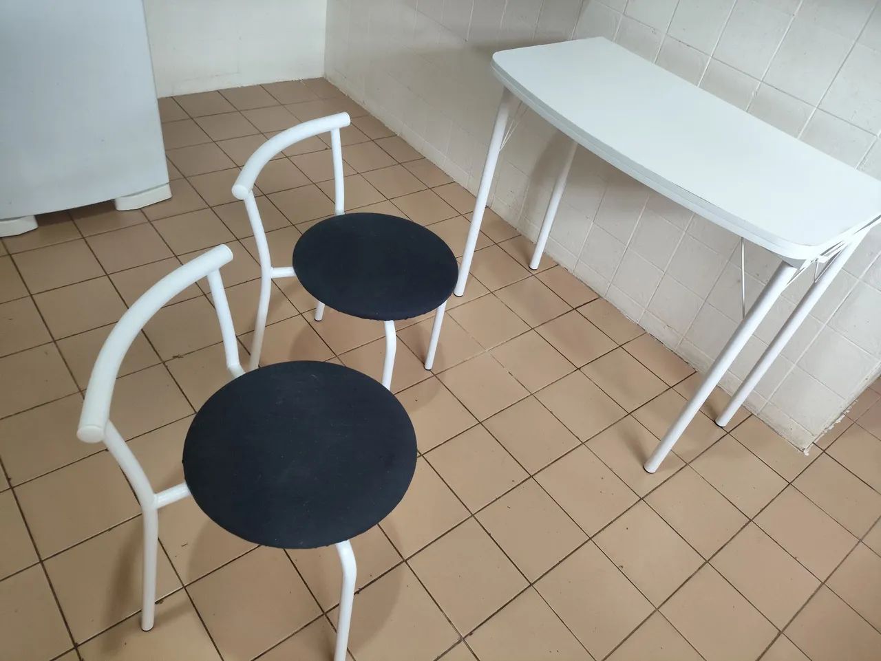 Mesa dobravel com 2 bancos - Foto 4