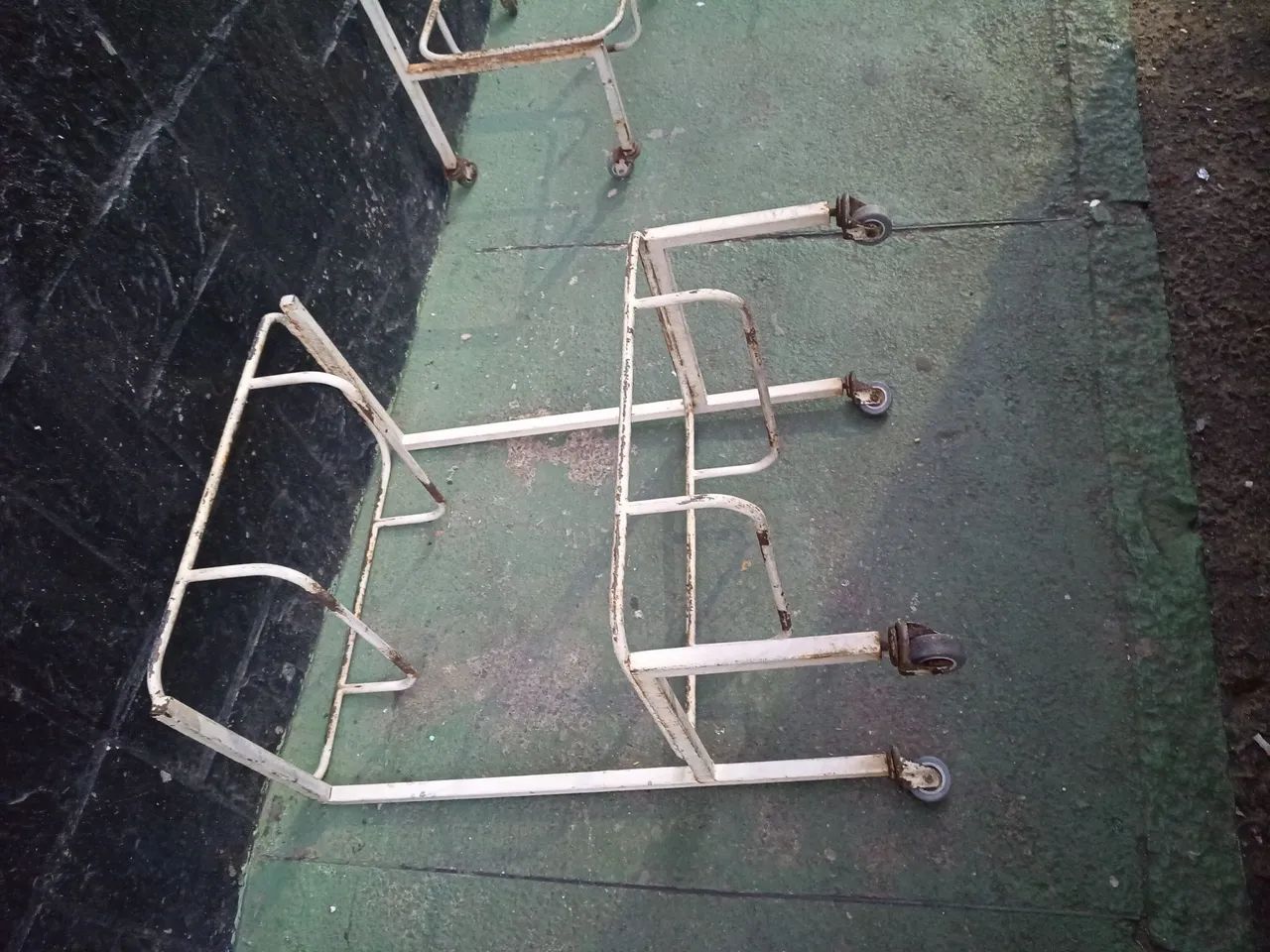 Mesa de ferro antiga 100 $ cada unidade  - Foto 3