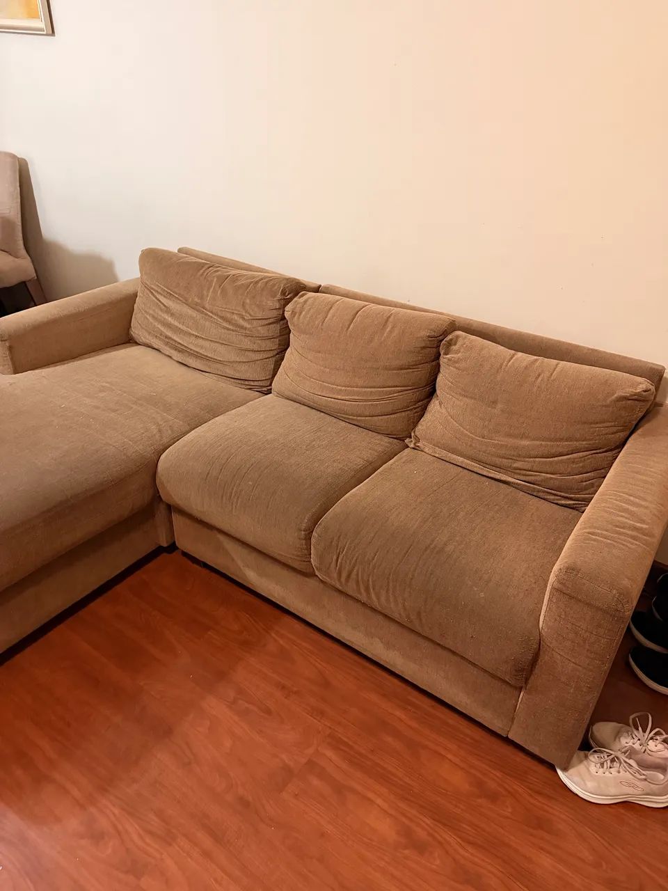 Sofá 3 Lugares com Chaise Fixa Bege - Foto 3