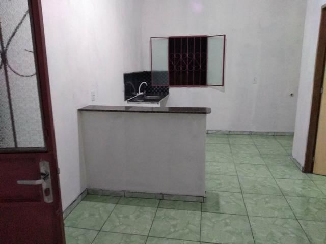 Aluga-se uma casa nos fundos