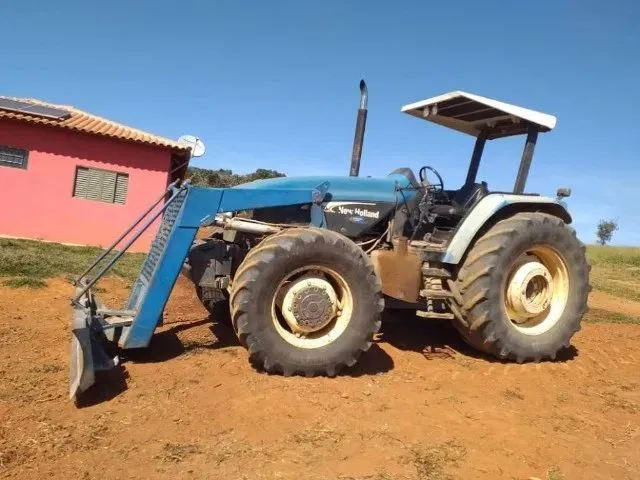 Desenhos de trator - JOHN DEERE LEVANDO A CONCHA DA NEW HOLLAND