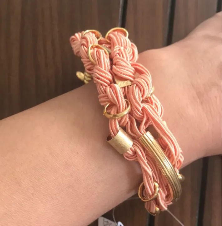 Pulseira de corda rosa com detalhes em dourado - Foto 3