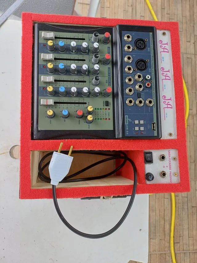Pra músicos de barzinho- mesa de som amplificada 4 canais