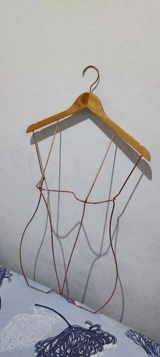Cabide Silhueta Feminino em marfim.