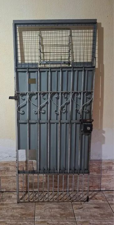 Portão de segurança em metal