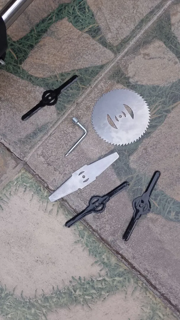 Aparador de grama a bateria