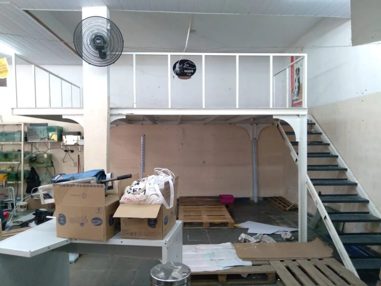 mezanino metálico com escada para comércio