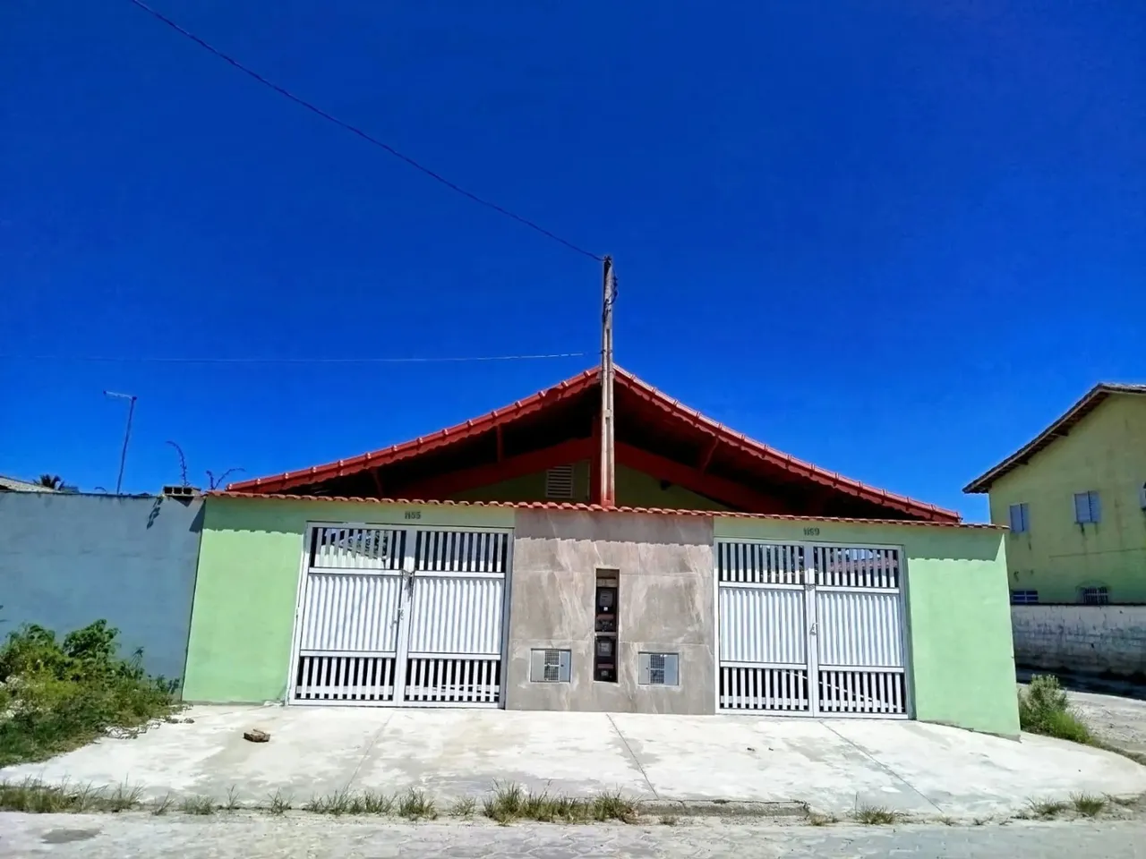 Casa Nova com Piscina no Balneário Jussara, Mongaguá-SP.