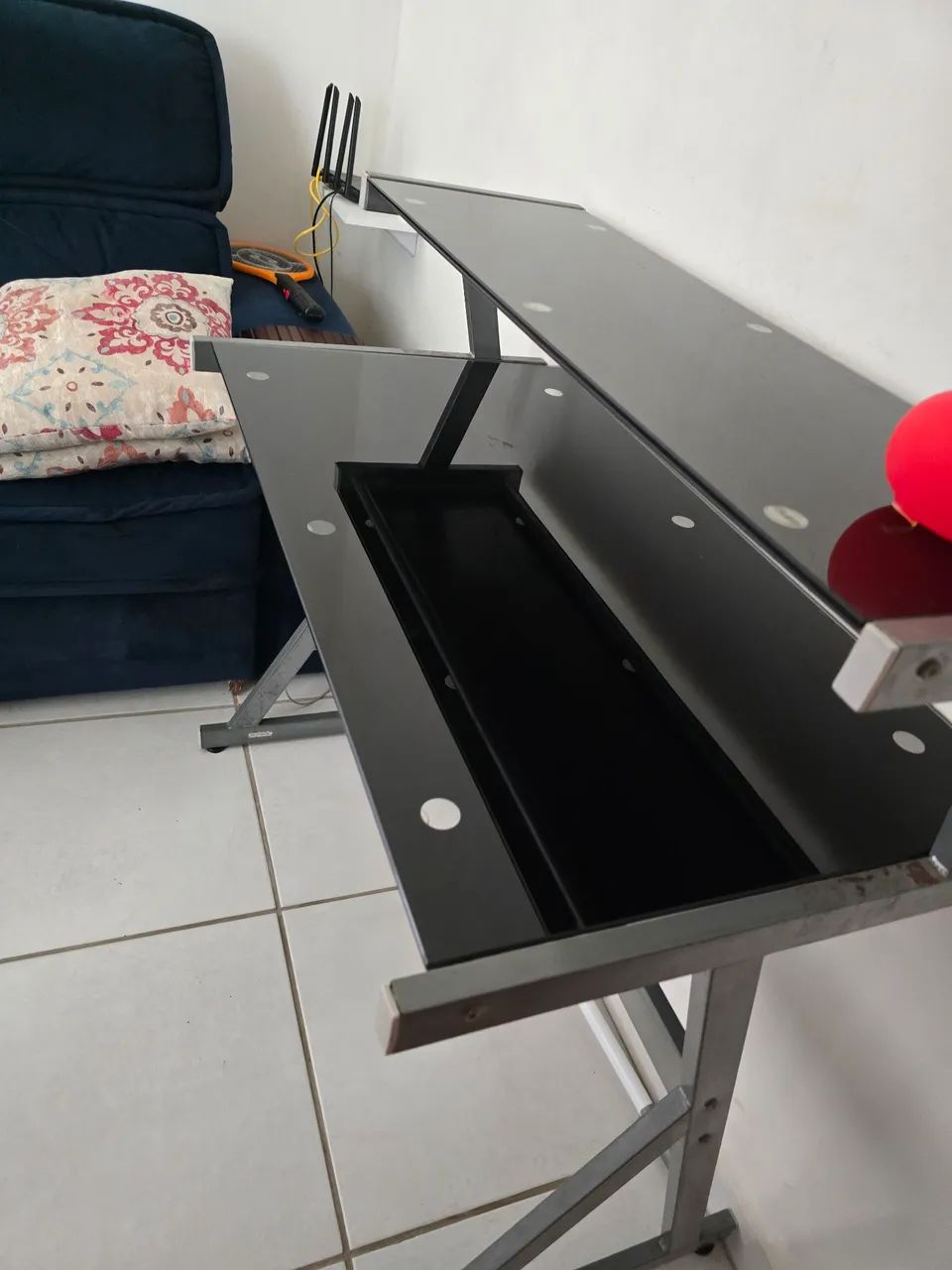Mesa de vidro preta com estrutura em metal - Foto 4