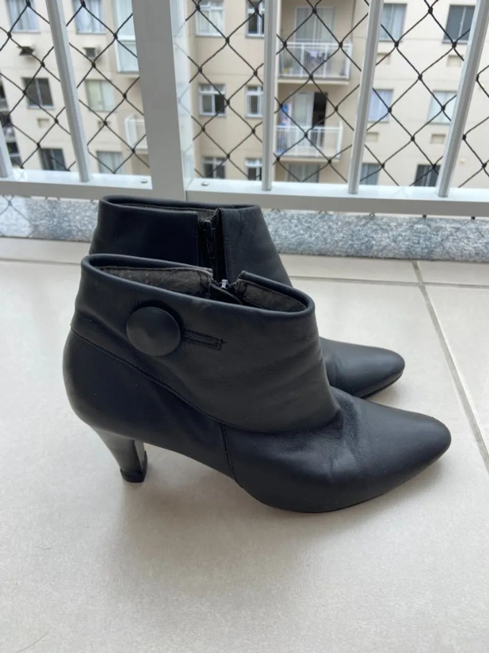 Bota feminina de couro (usada) - Foto 2
