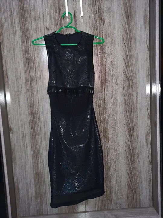 Vestido labellamafia preto brilhoso - Foto 3