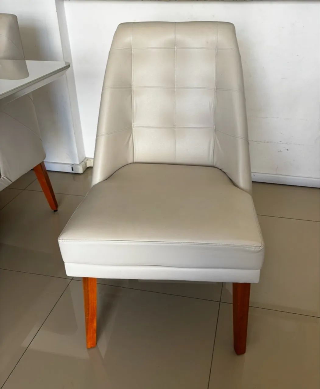 Mesa com tampo em vidro