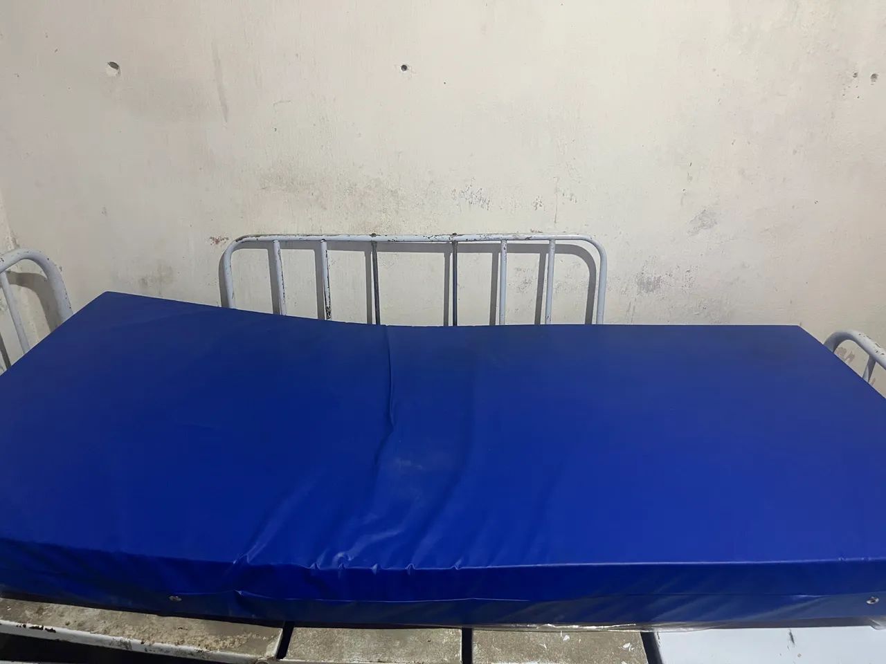 Cama hospitalar com o colchão 
