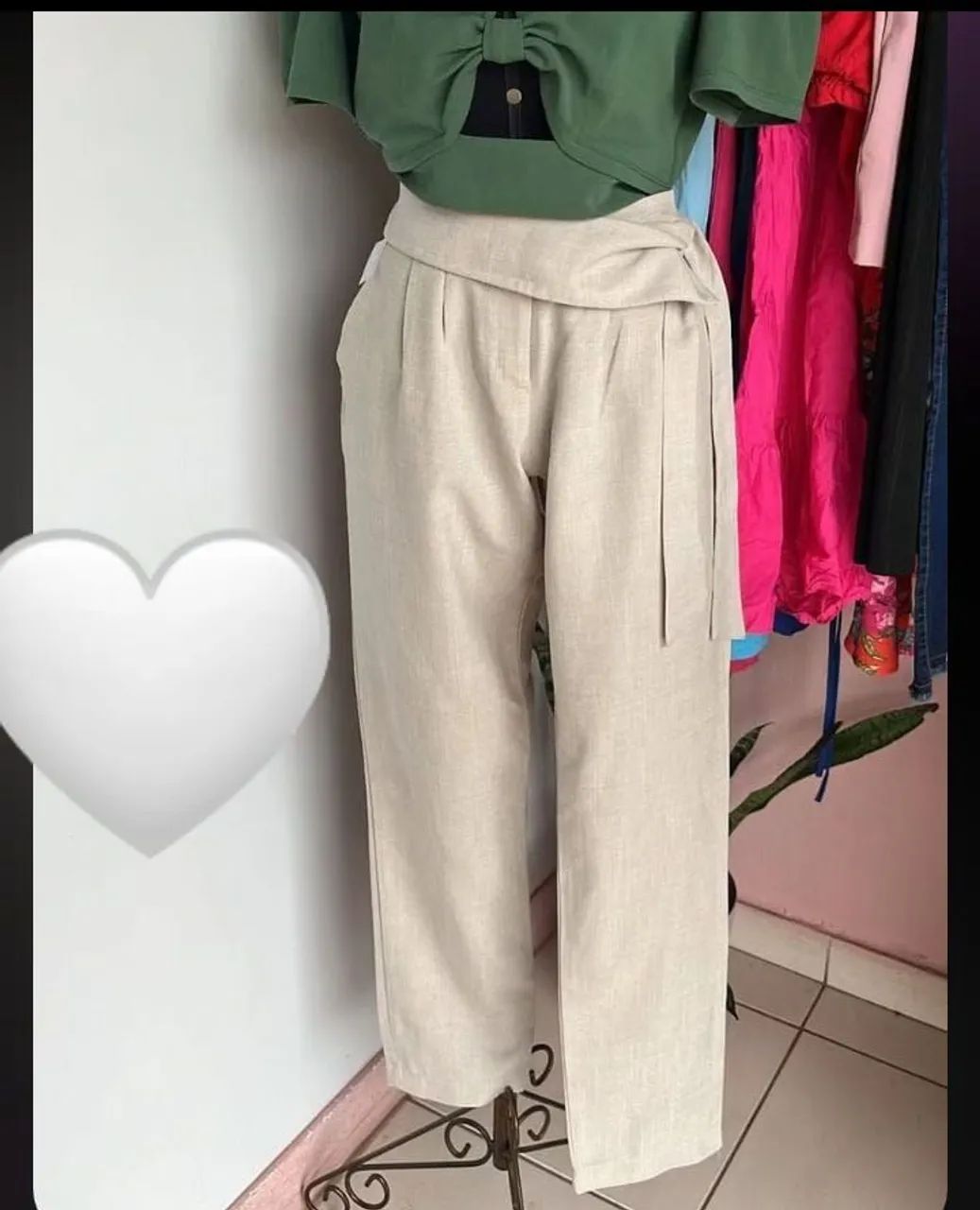 Calça de linho bege com amarração as duas por 75 reais faço entrega 