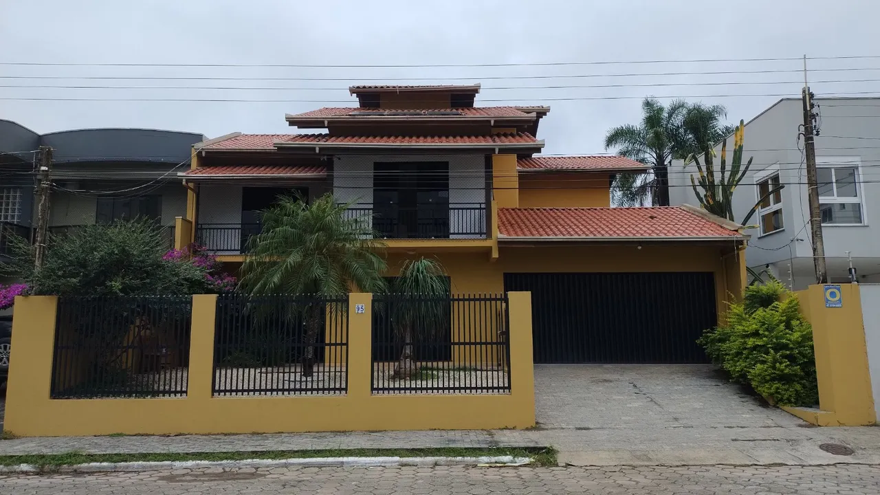 Casa Praia brava 100 metros da Praia.