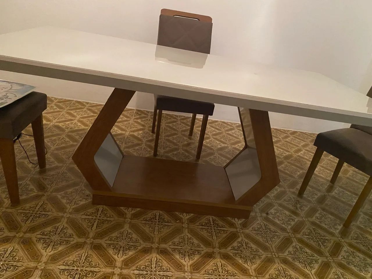Glass dining table with wooden base + 3 chairs – excellent condition