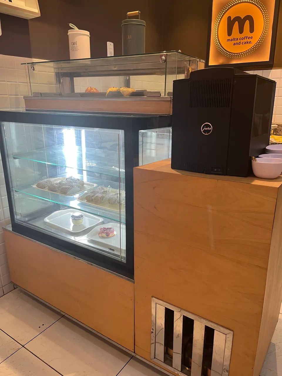 Vitrine Refrigerada e Aquecida para Confeitaria / Cafeteria - Foto 3