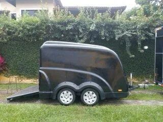 Carreta Reboque BoxCar de 2 eixos, equipada para Choperia, com capacidade de 1000 litros.