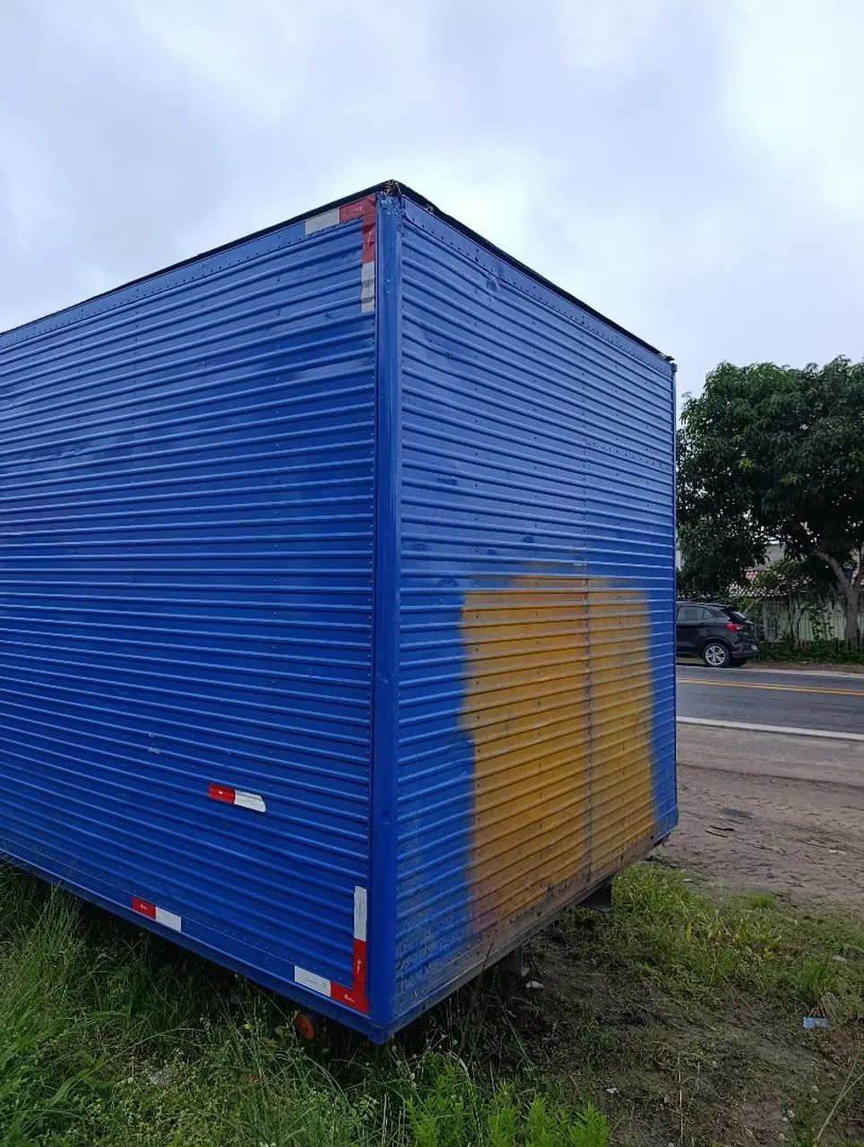 Vende-se um baú cinco e meio 2,30 altura