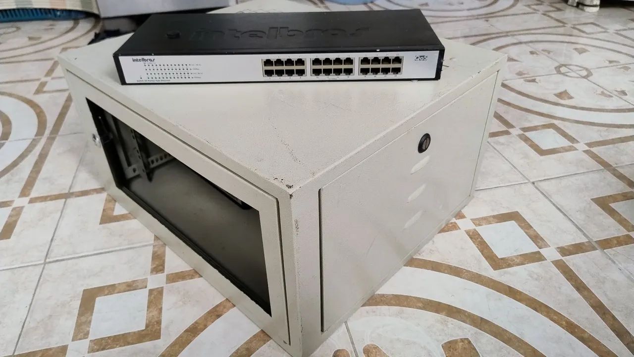Gabinete Rack Servidor - Sem chave + Switch