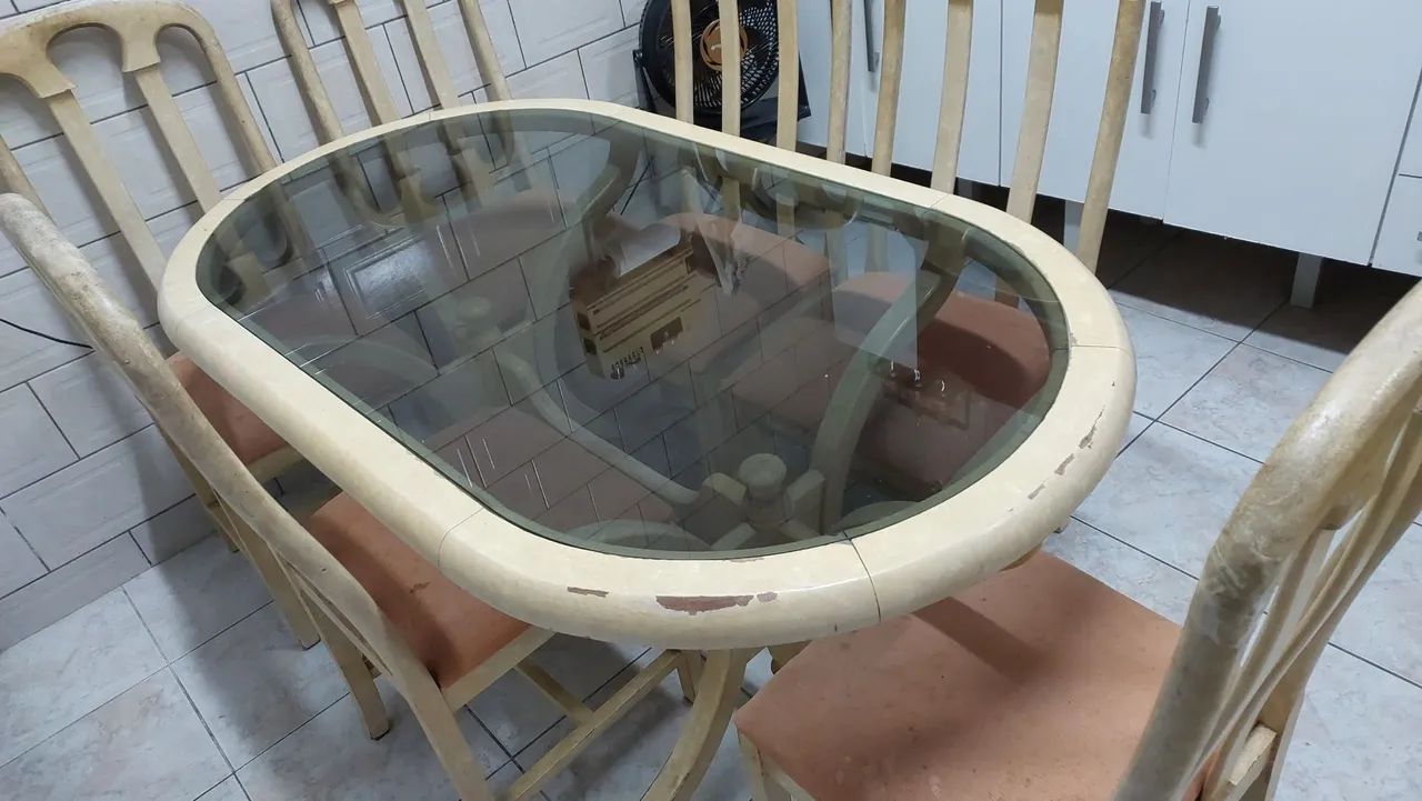 Conjunto de Mesa e Cadeiras com aparador em madeira