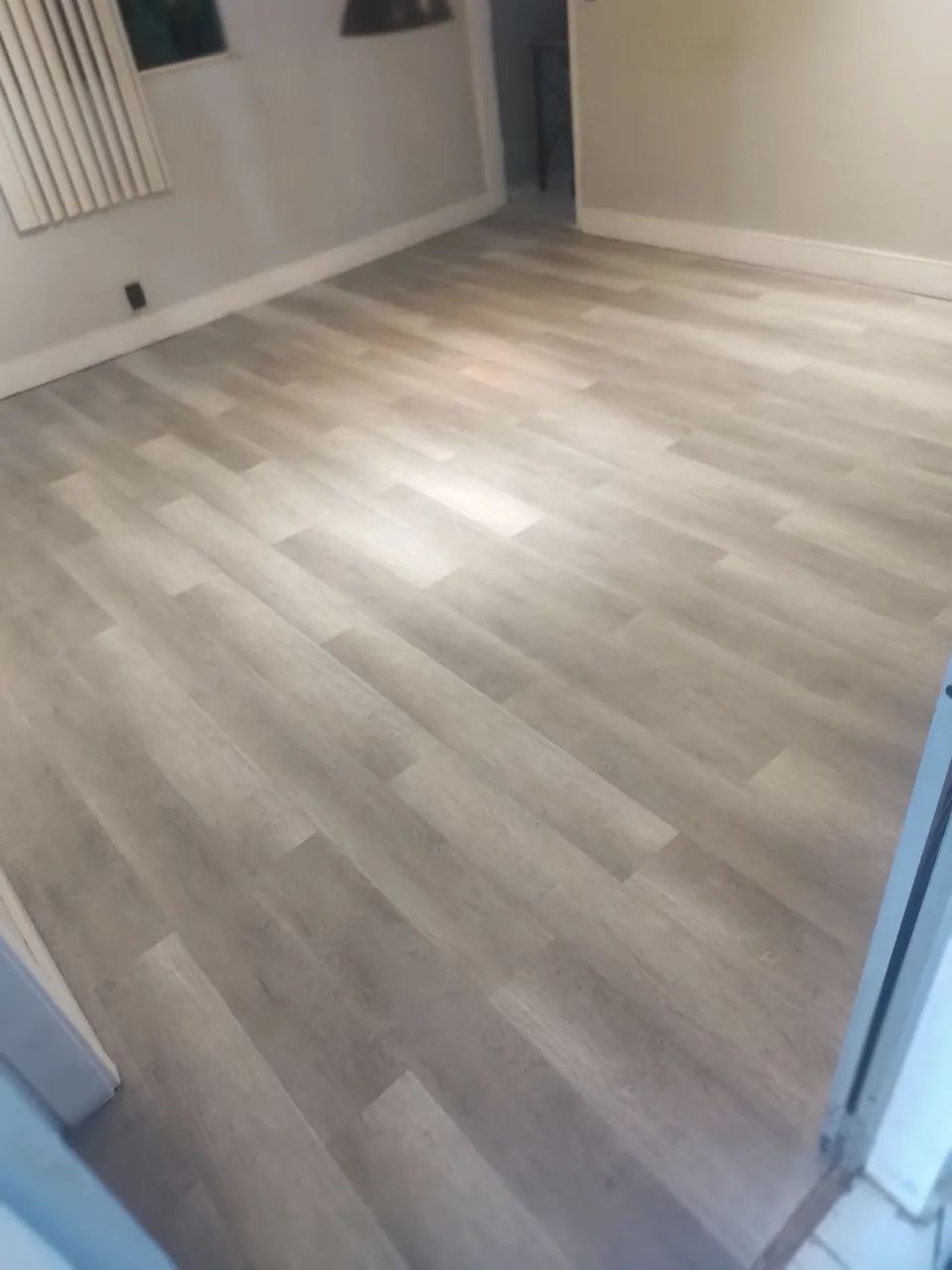 Piso vinílico e rodapé ( instalação ) - Foto 2