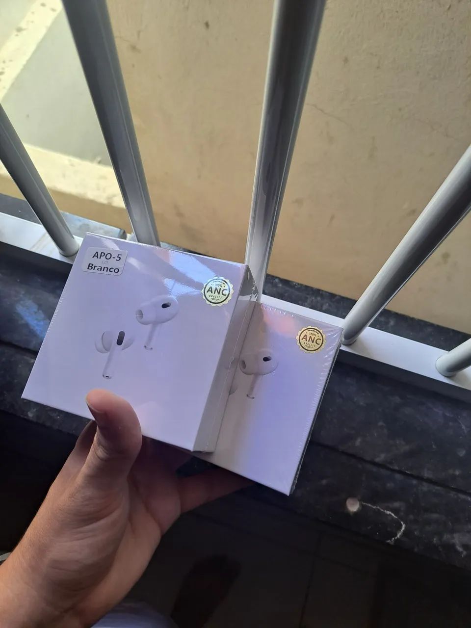 Fone de ouvido TWS APO-5 Branco - Novo na caixa - Foto 2