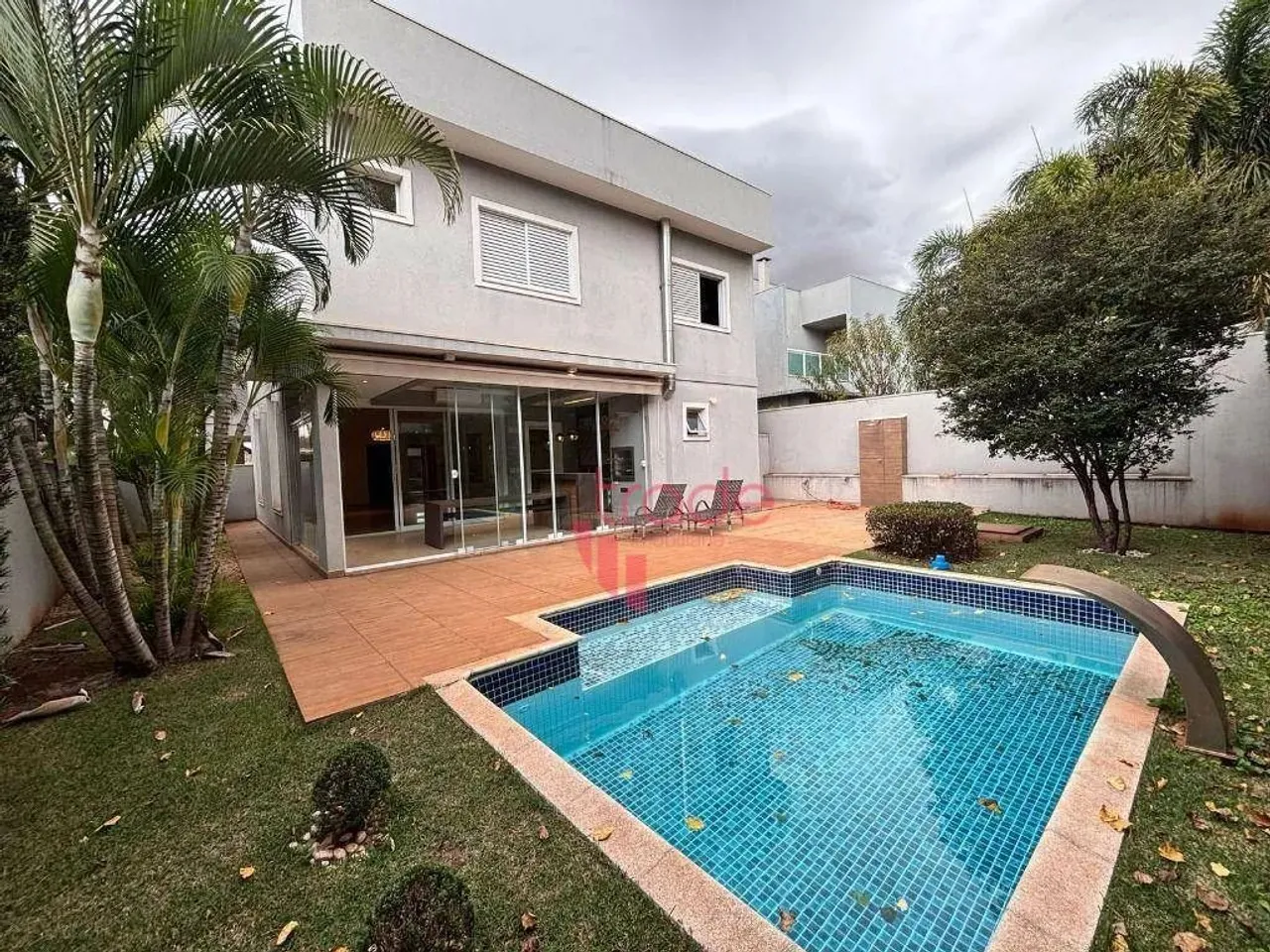 Casa em Condomínio Fechado para Alugar com 04 Quartos no Bairro Residencial e Empresarial