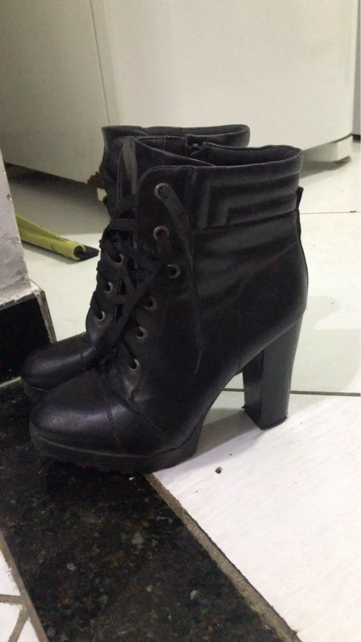 Bota preta salto alto
